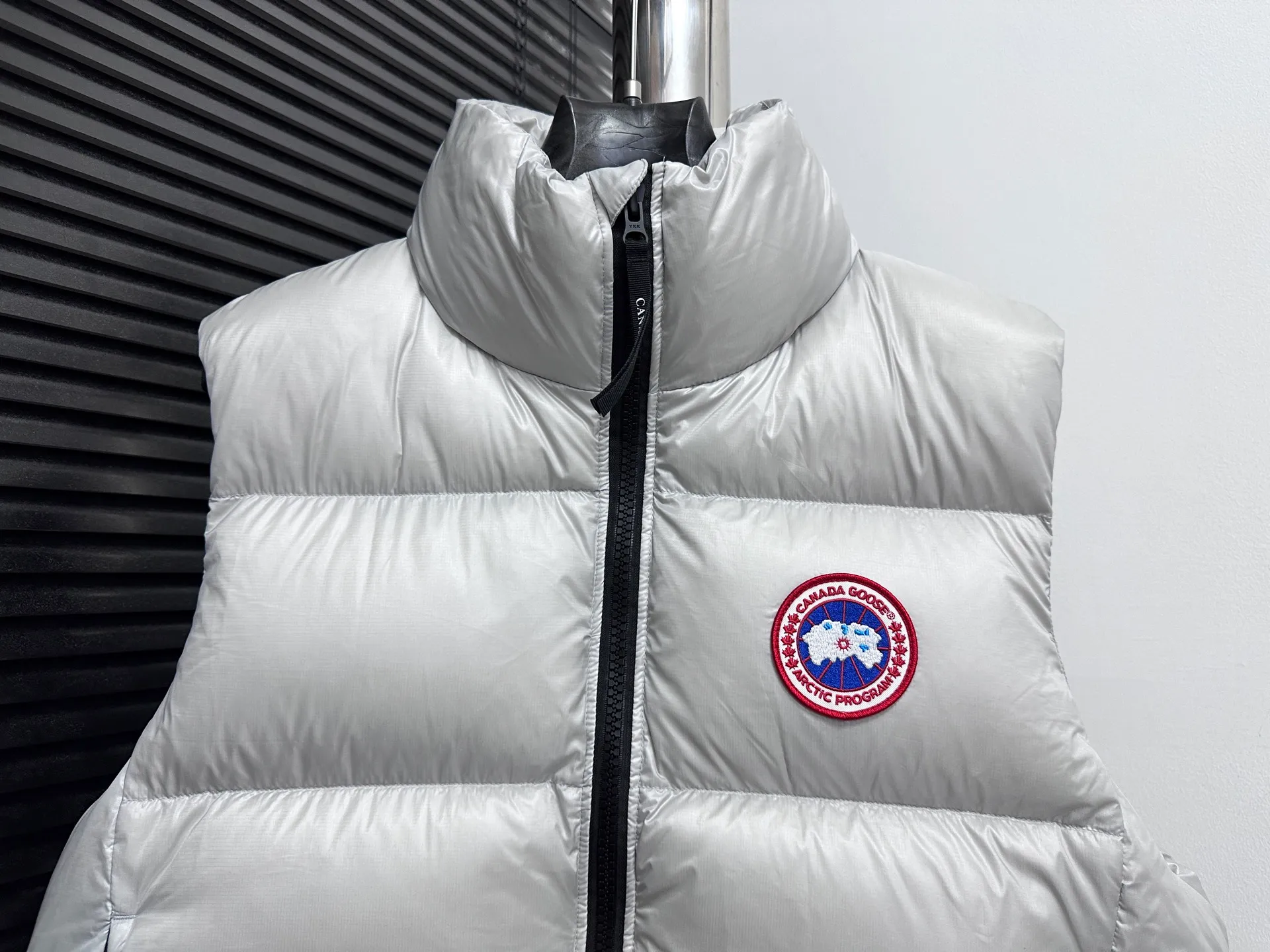 P560 [Canada Goose] Big Goose🦢Puff Down Vest has always been recognized as the warmest down jacket. Various Instagram celebrities, Internet celebrities, and celebrities often wear it for street photos. I make Canada Goose every year, but I still can't get rid of my love for it. No matter how cold the days are, there is no need to be afraid, because there is! Filled with 90% white duck down, it is the legendary warmest down jacket and is known as a must-have for Arctic outdoor sports! The most popular down jacket in the world, celebrities are rushing to buy it, it is a must-have! Size: XS-XL